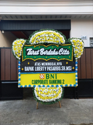 Papan Bunga Duka di Besar
