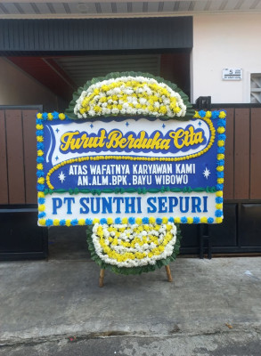 Papan Bunga Duka di Besar