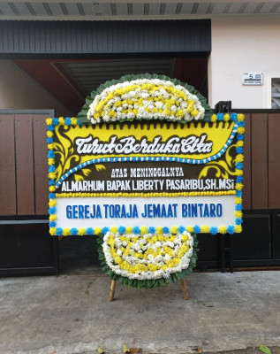 Papan Bunga Duka di Besar