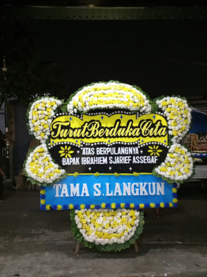Papan Bunga Duka di Besar