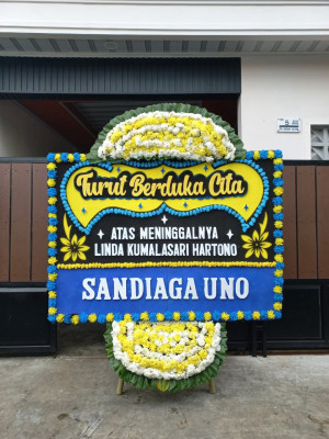 Papan Bunga Duka di Besar