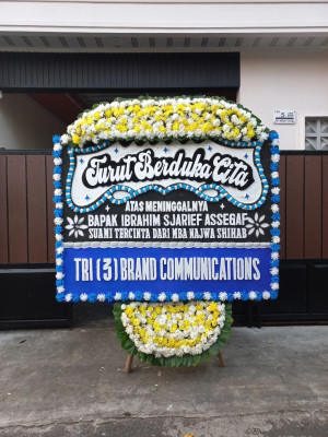 Papan Bunga Duka di Besar